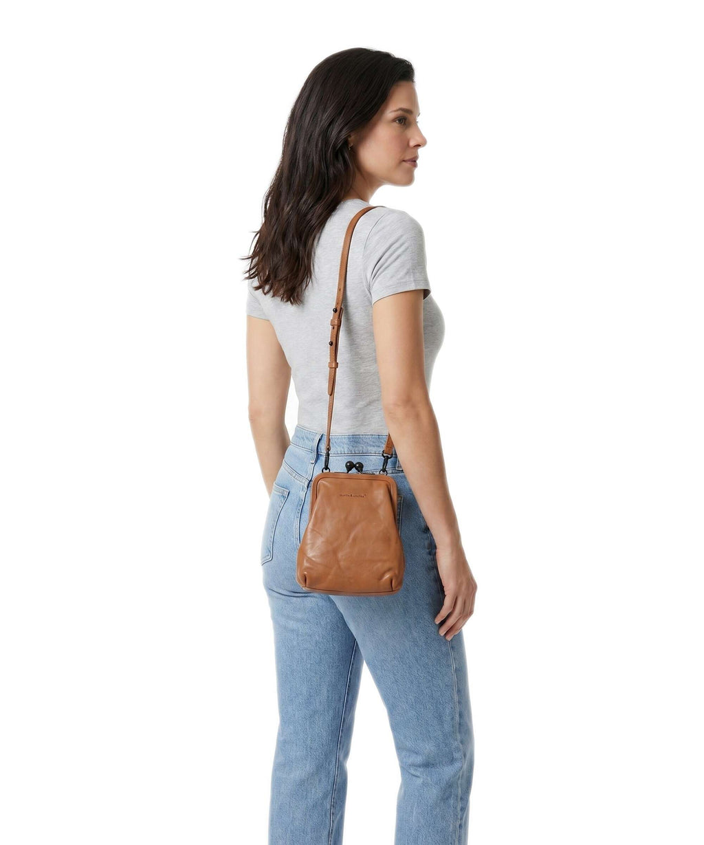 Aunts & Uncles Grandma's Luxury Club Mrs. Sugar Pop Crossbody bag caramel