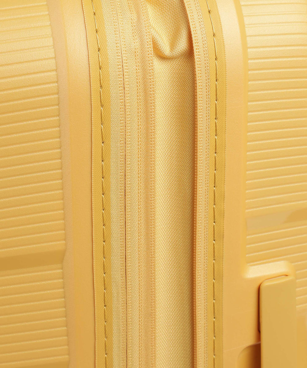 American Tourister Starvibe Spinner (4 wheels) metallic banana