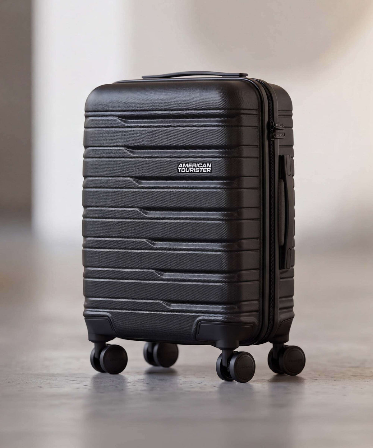 American Tourister Flashline Spinner (4 wheels) shadow black