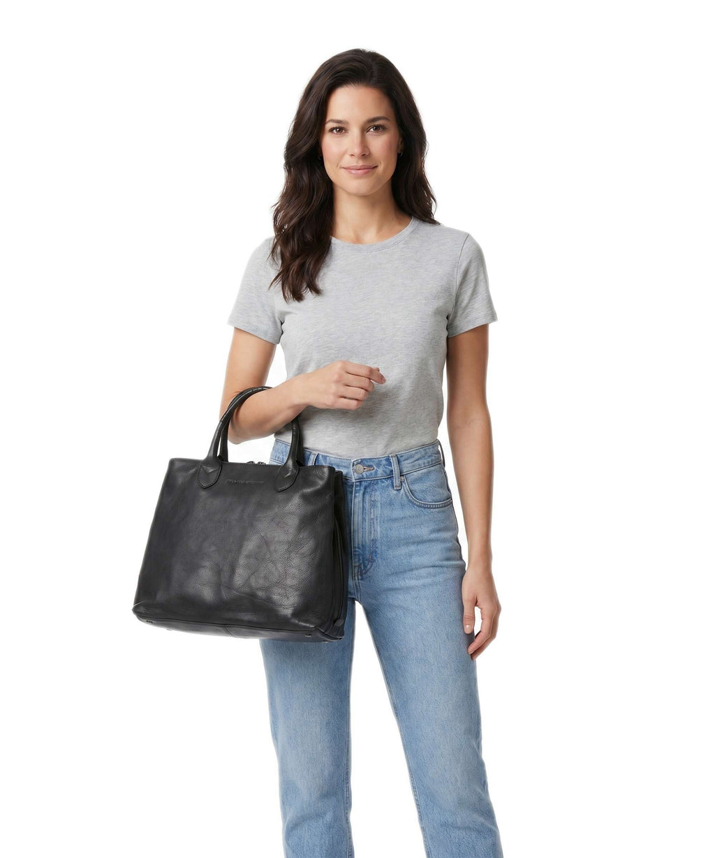 The Chesterfield Brand Wax Pull Up Cow Passau Handbag black