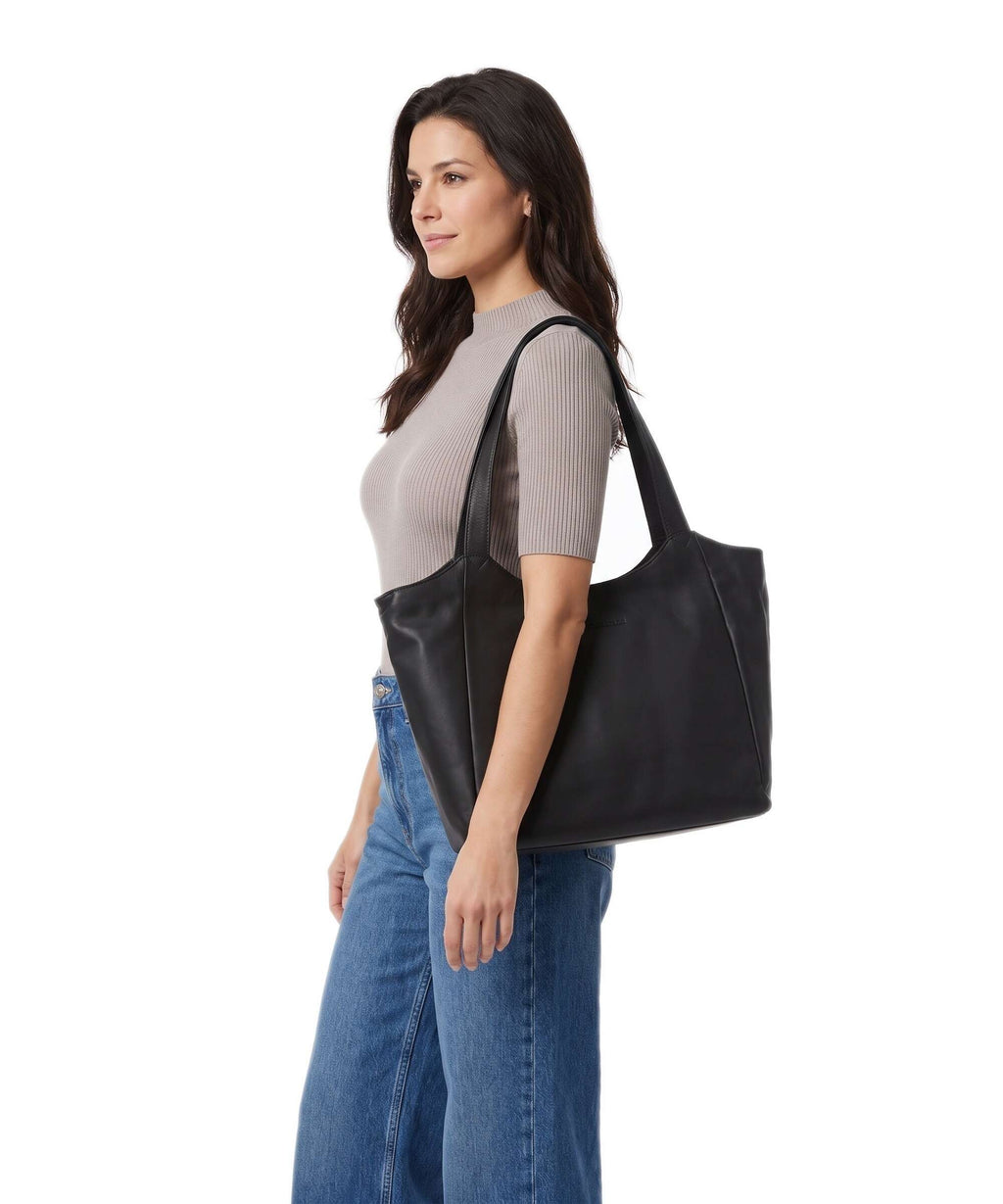 The Chesterfield Brand Wax Pull Up Cow Mireya Tote bag black