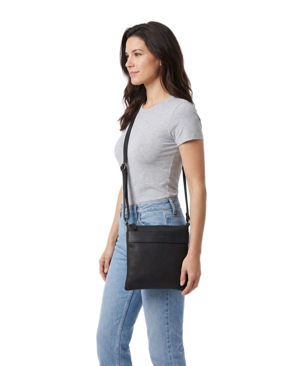 The Chesterfield Brand Wax Pull Up Cow Trenton Crossbody bag black